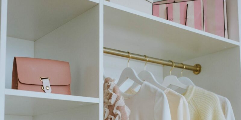 6 offene Kleiderschränke